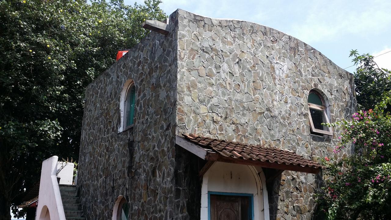 Villa Isabella Putri B&B Джепара Екстериор снимка